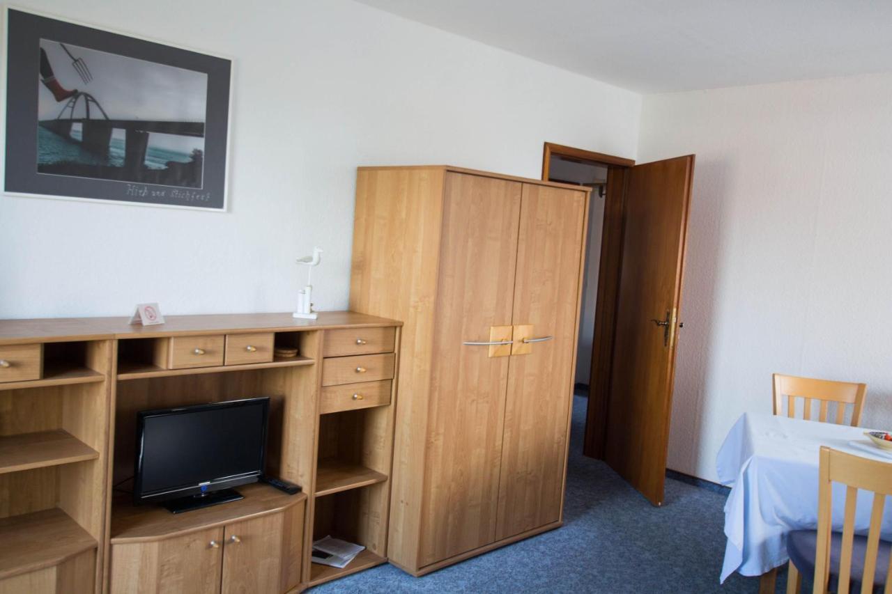Ferienwohnungen-Neue-Tiefe-Wohnung-Kleiderbuegel Neue Tiefe Fehmarn Exterior photo